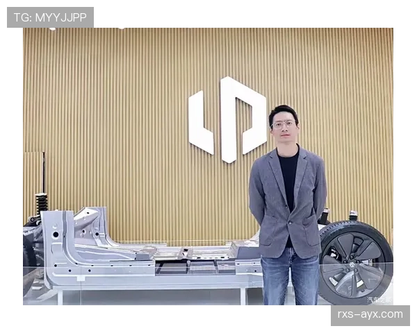 金昭映右手持拍背后引关注,揭秘其独特技术风格